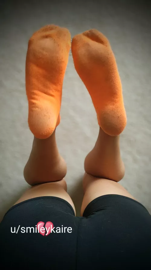 I don't normally post on the weekends because I don't want to be bothered.. but I'm a little horny this morning 😈 [F] so suck my socks foot boy🧦👅