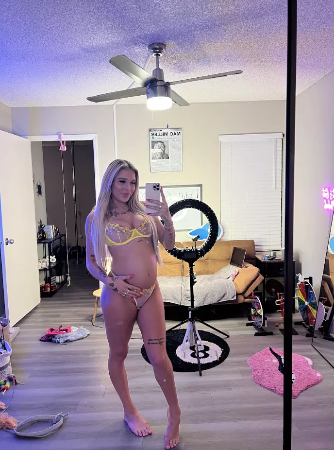 i love seeing my pregnancy grow <3 