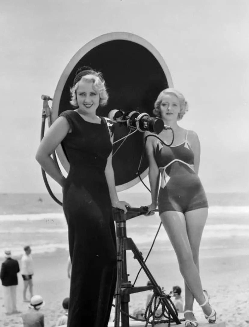 Joan Blondell and Bette Davis (1932)