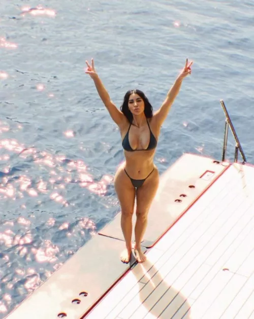Kim’s sexy hips 