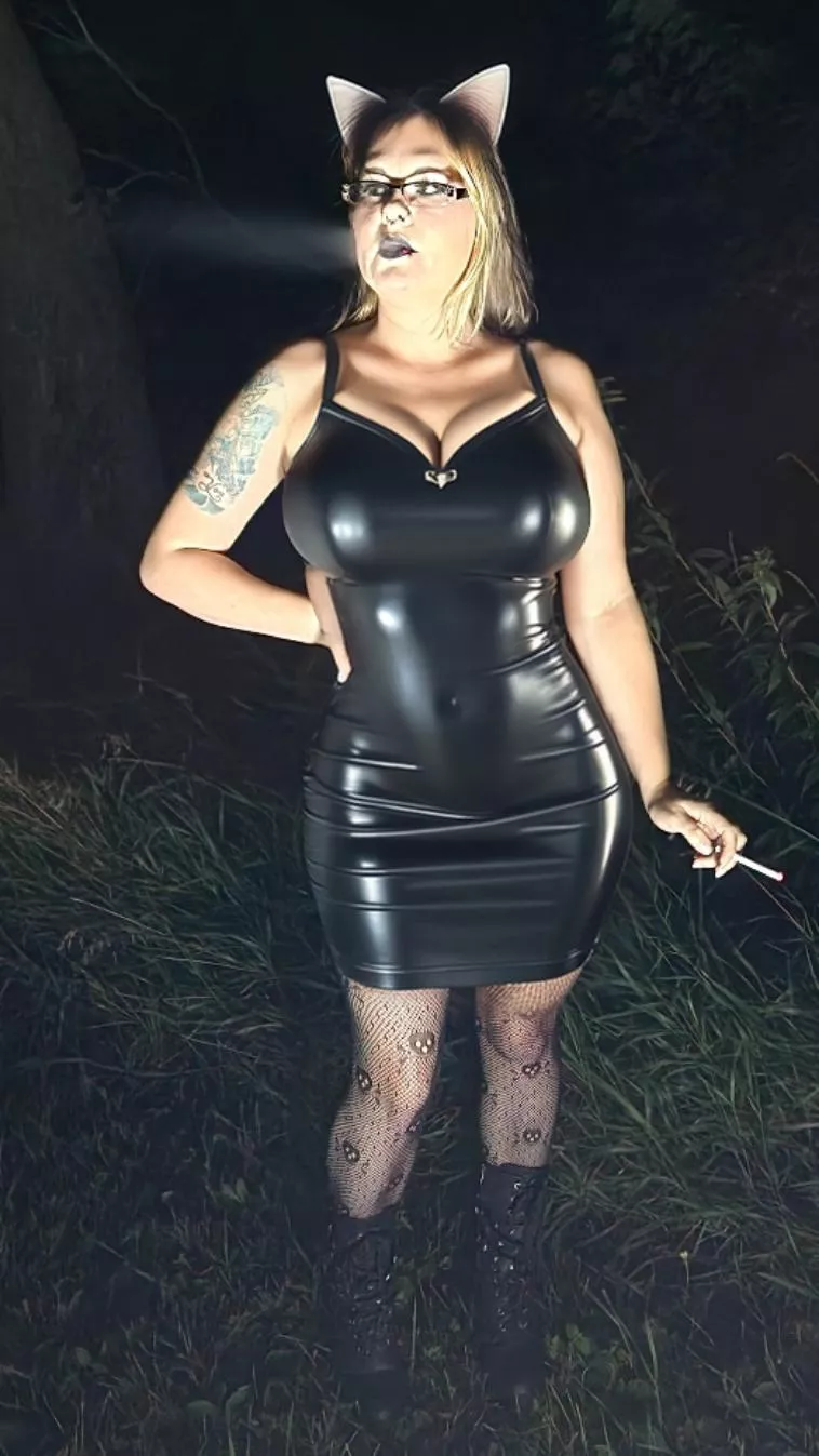 Just feral-kitty smoking in the wild