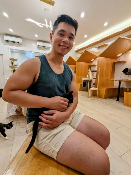 this lil dude sat in my arms for 10 mins 😻