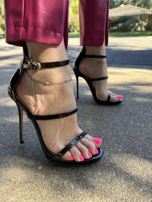 Heels, toes, pink pedi 😍 what else do you need? 😉