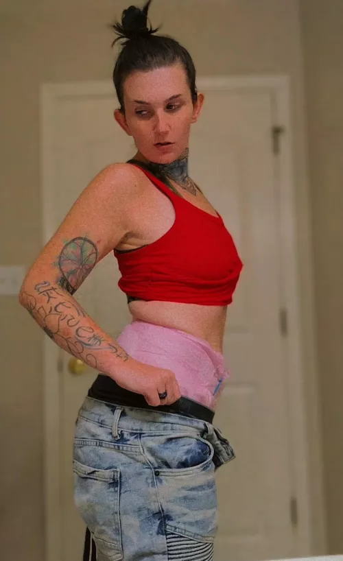 Help is it obvious I'm wearing my diaper to work 😩 