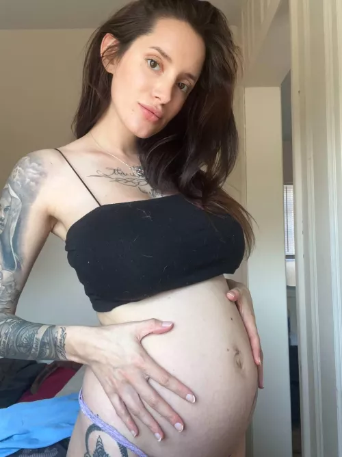 If it isn't preggy glow, idk what it is