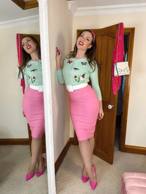 Just a smiley gal in her pencil skirt 💗🦋