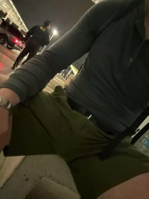 (39) Bulge at airport waiting for Uber