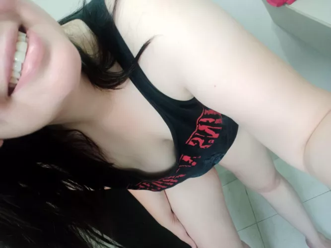 A little birdie told me you dig the rock t-shirt look - Is that true? 🤘🏻