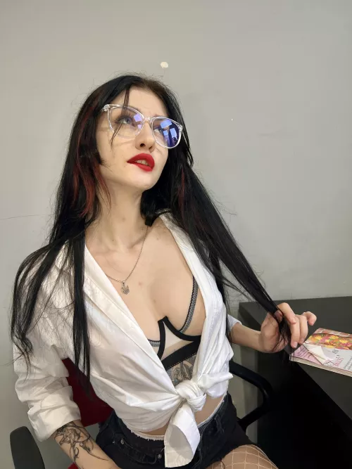 A white blouse and sunglasses, how little you need for a sexy look