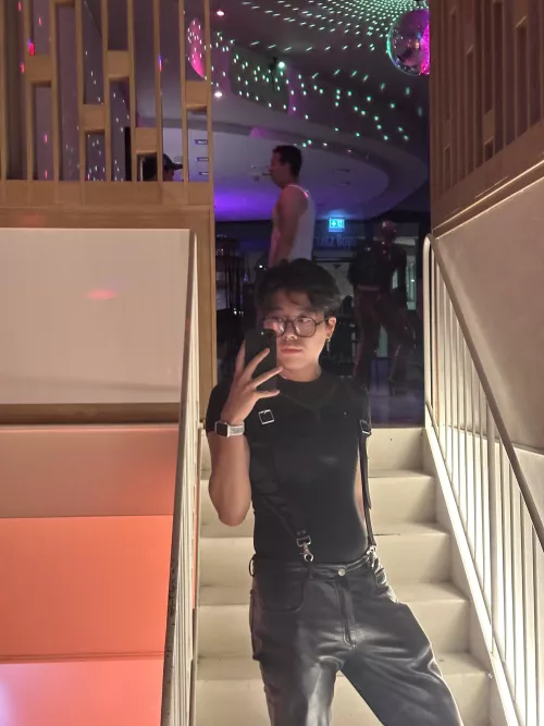 Back to selfies in the same bar🍸