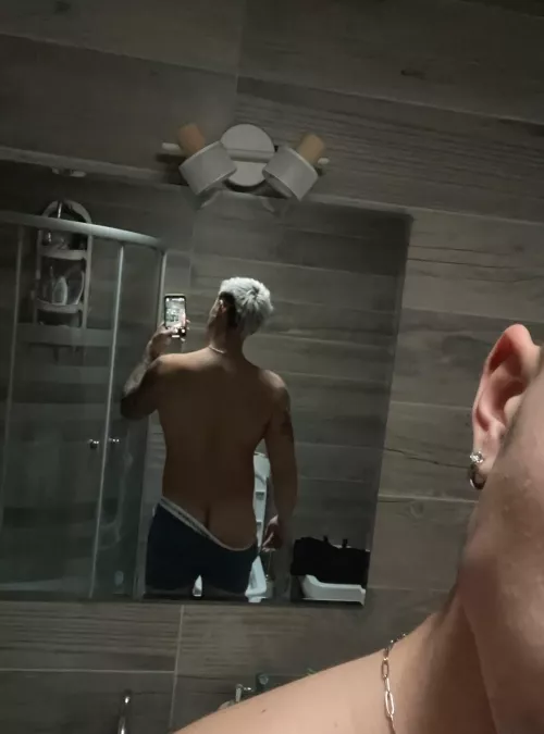 Imagine grabbing these cheeks