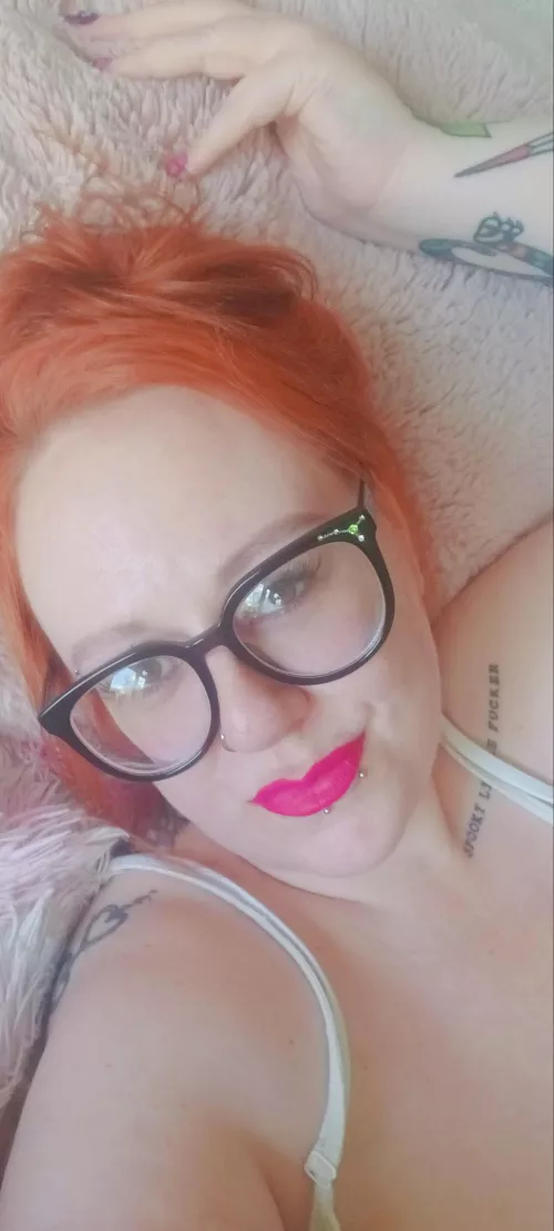 Pink lips & rounded hips