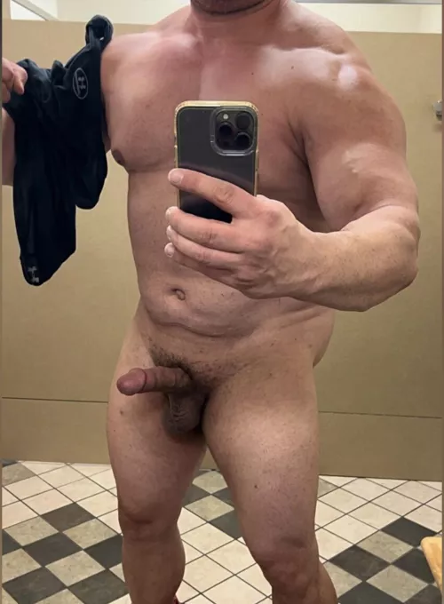 Say “Yes” if you like 6’7 355 Lbs gym guys