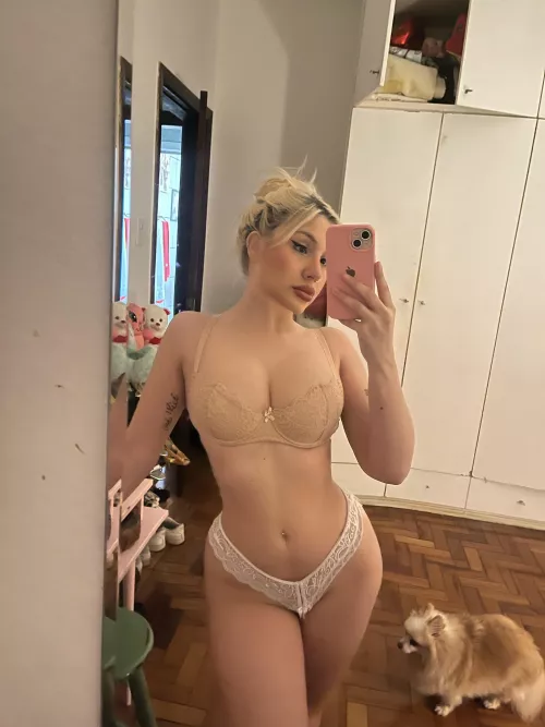 Sluts love to show it off