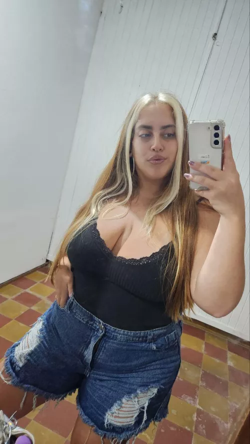 Voluptuous allure that leaves a trail 0f admiration