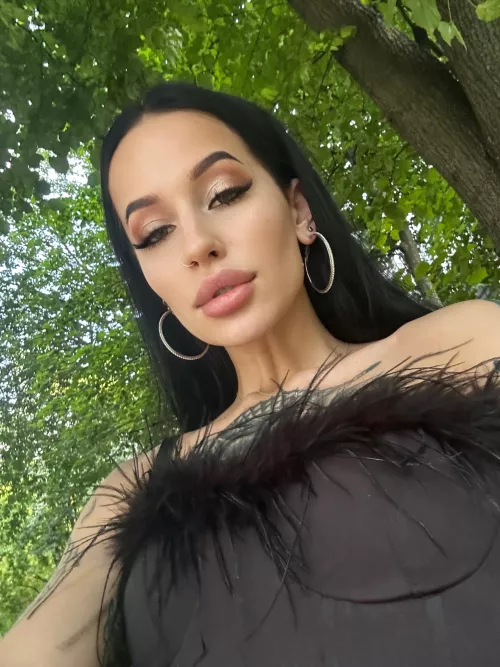 Your favorite fake lips is here again 