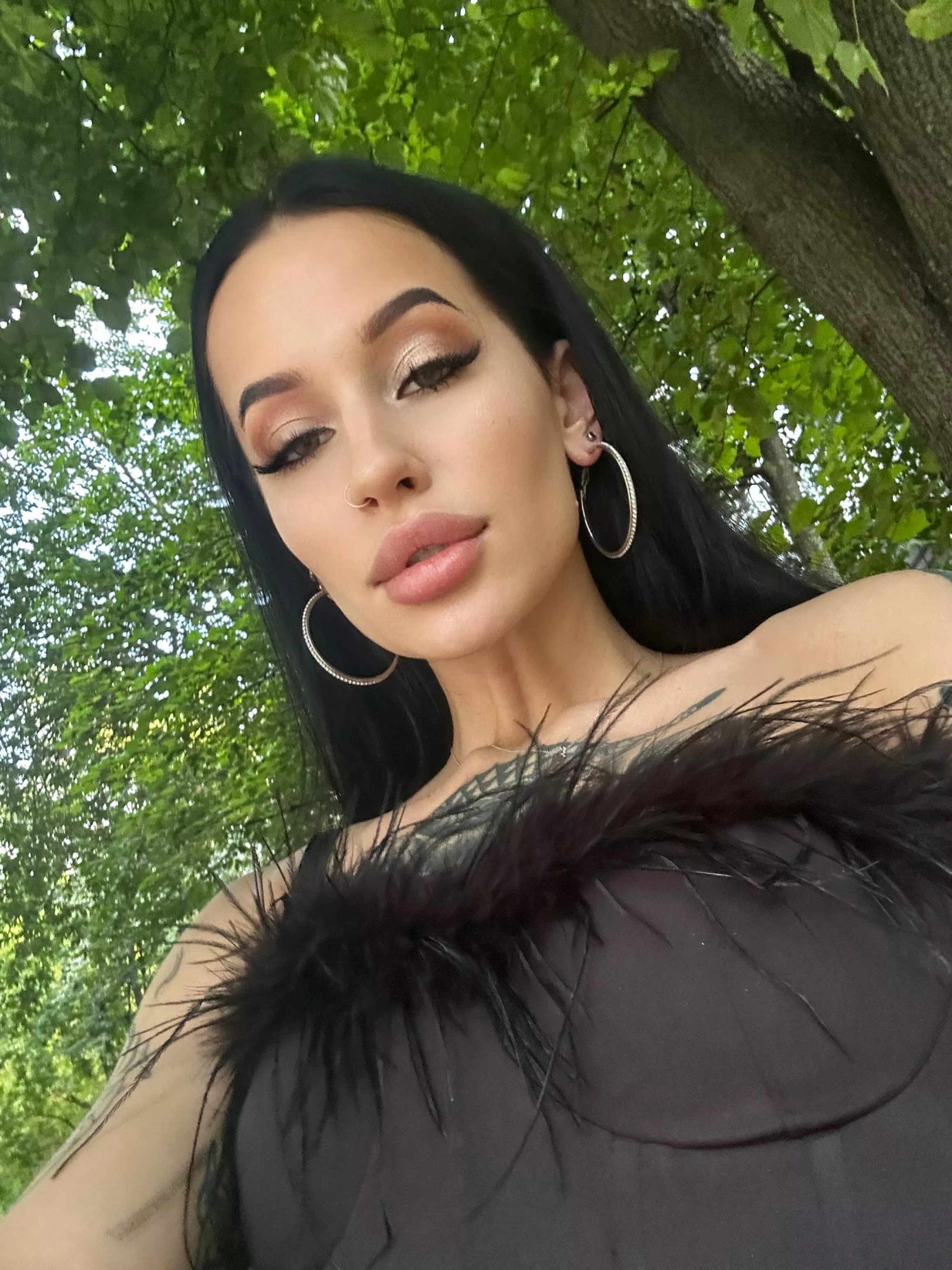 Your favorite fake lips is here again 