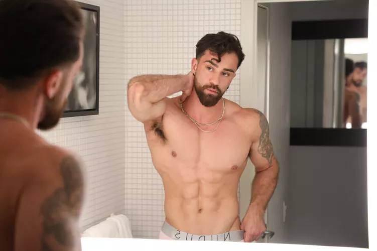 Bathroom lightning looks good on me 