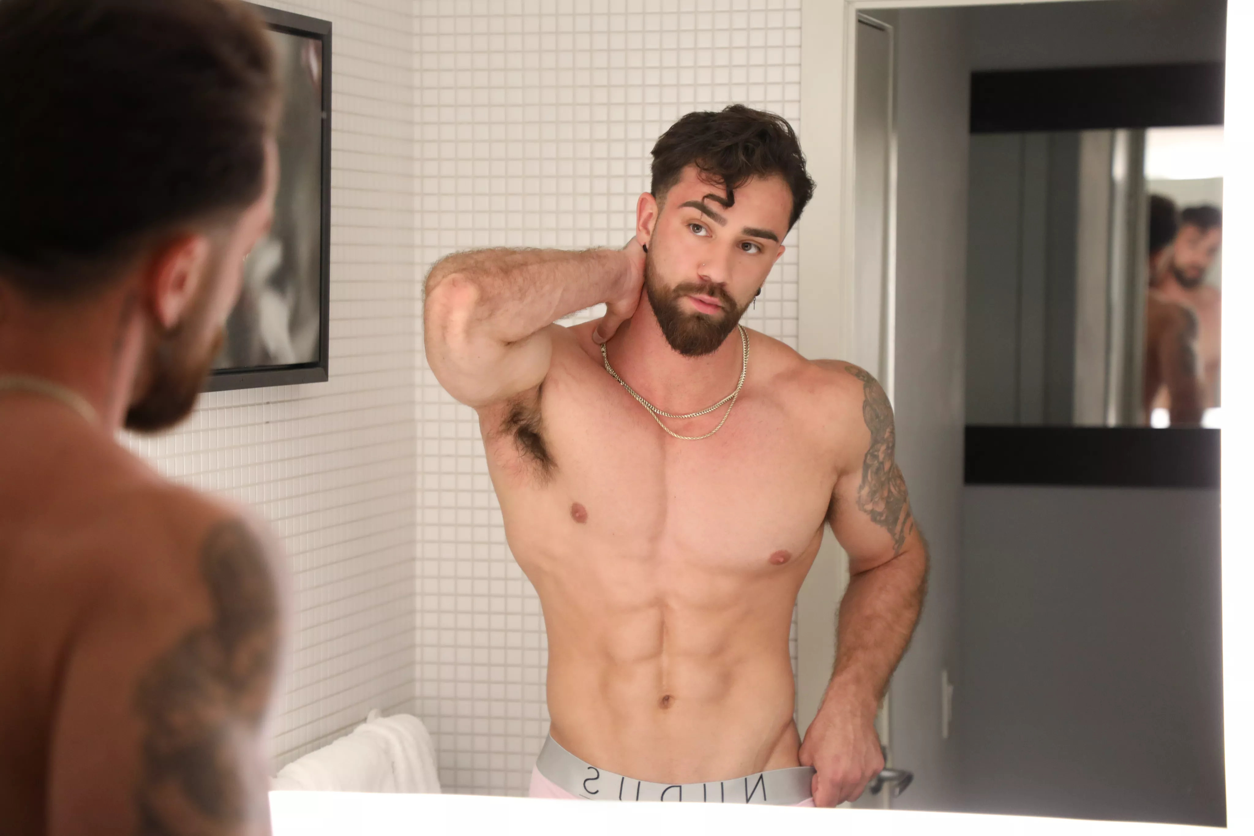 Bathroom lightning looks good on me 