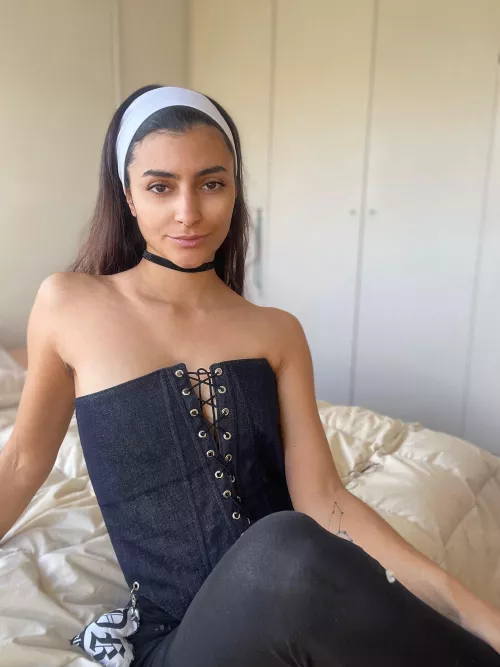 Do you want to adjust my corset? It's loose.