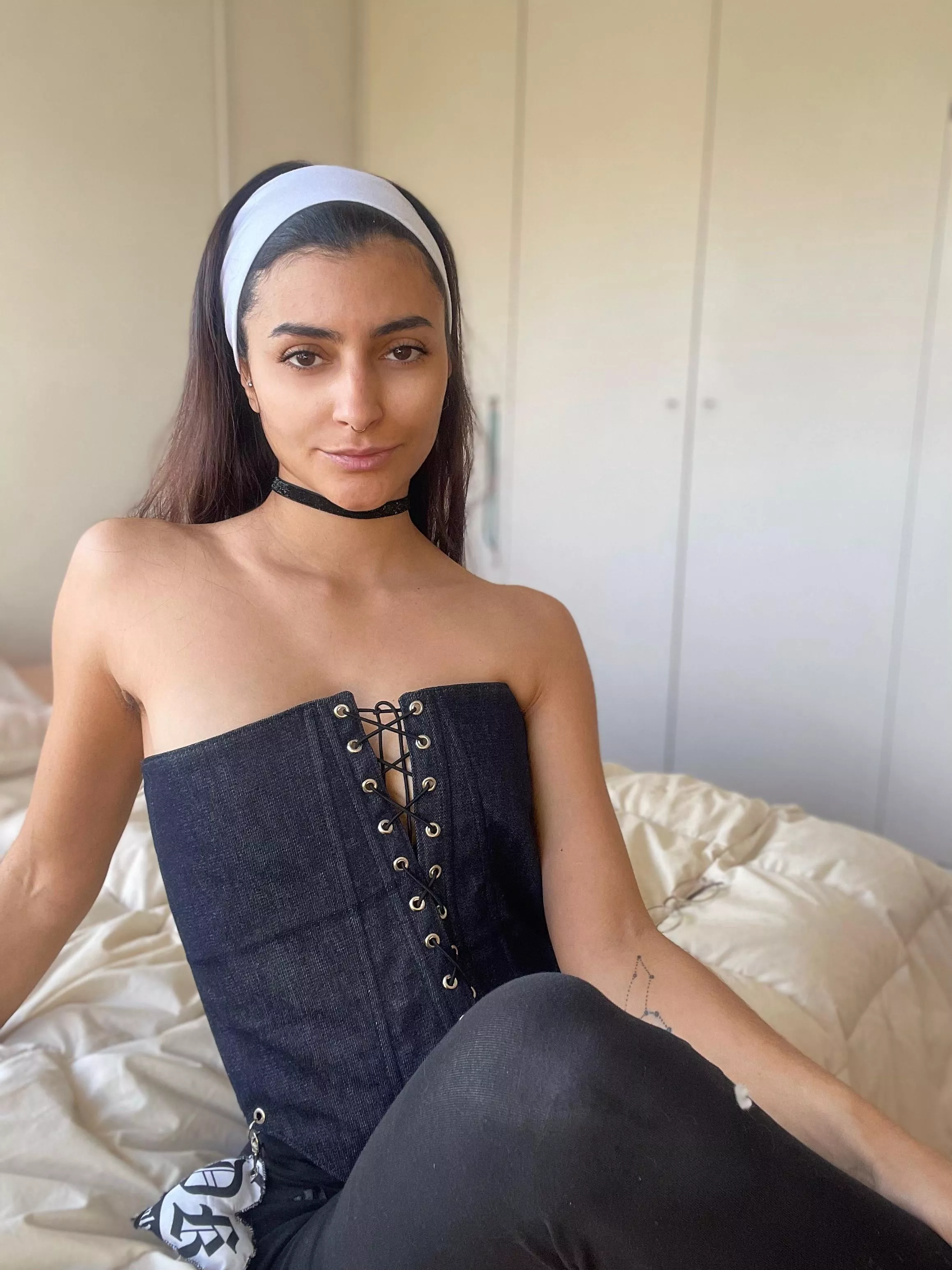 Do you want to adjust my corset? It's loose.