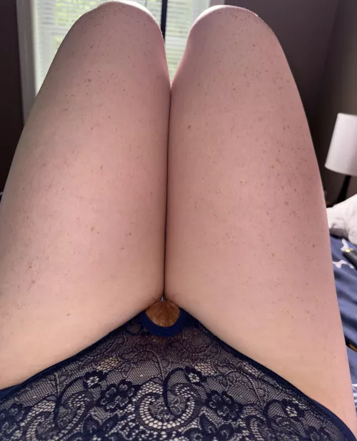 Hairy puss in crotchless panties 