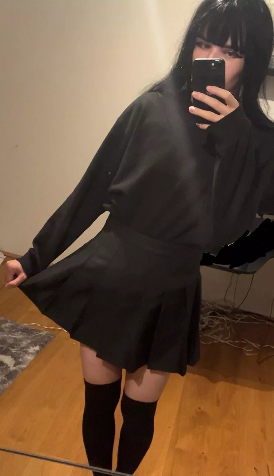 I love all black outfits :3