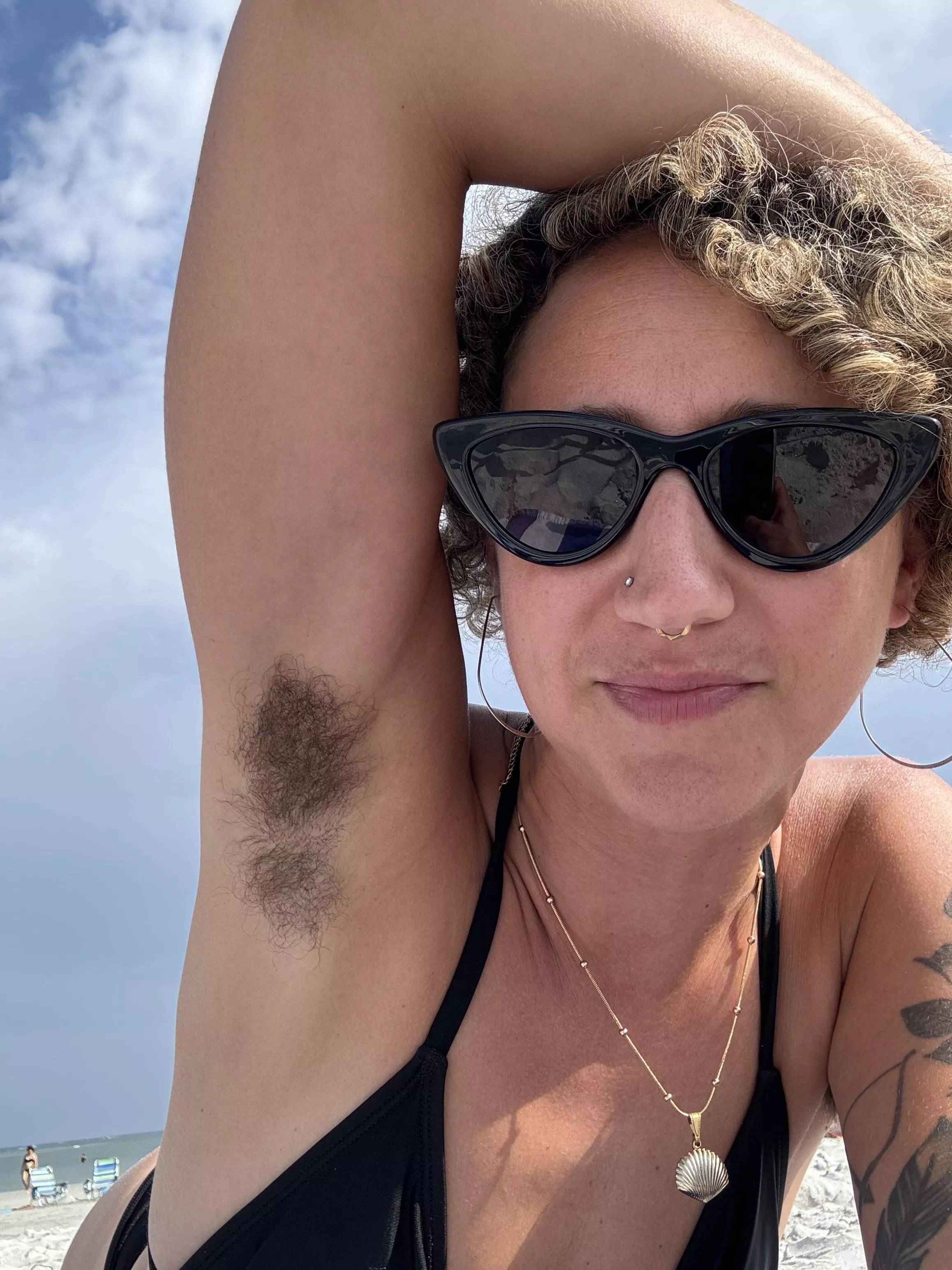 I love seeing who gets hard by my hairy armpits on the beach 