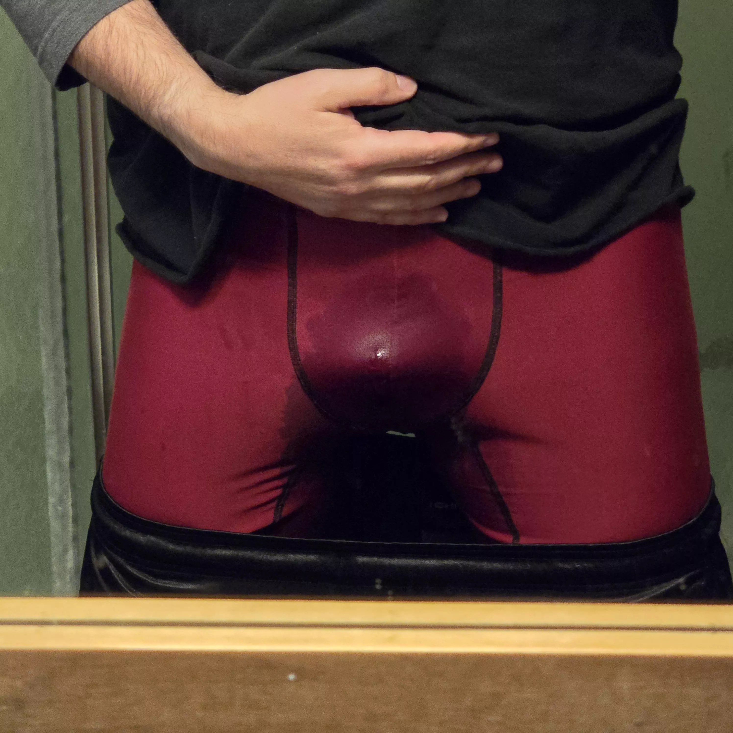 Love pissing in red briefs 