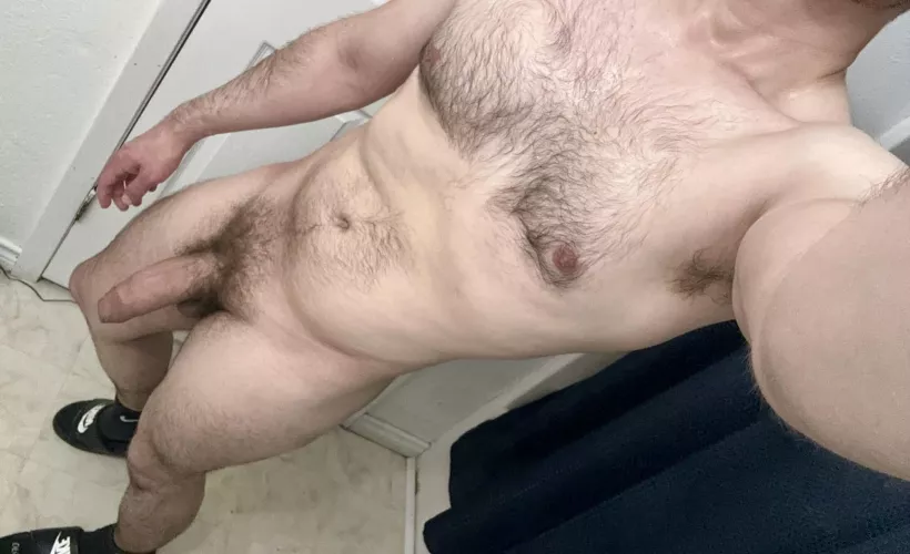 This straight dude at the gym kept staring… I’m straight, but it kinda turned me on. Would you stare? 