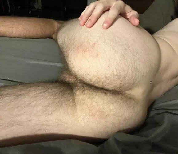 18 y/o attention whore :)