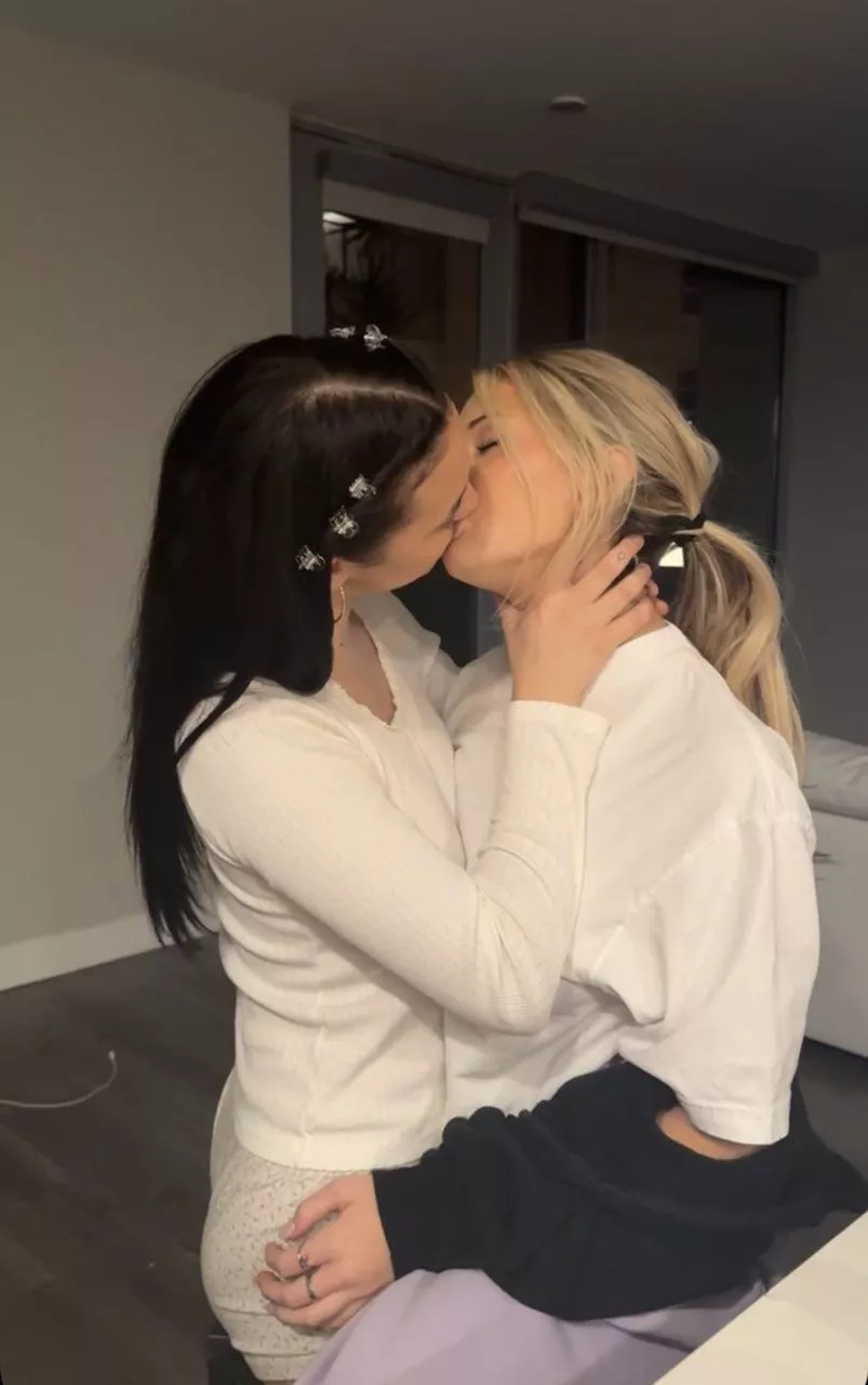 Breckie Hill kissing a friend 