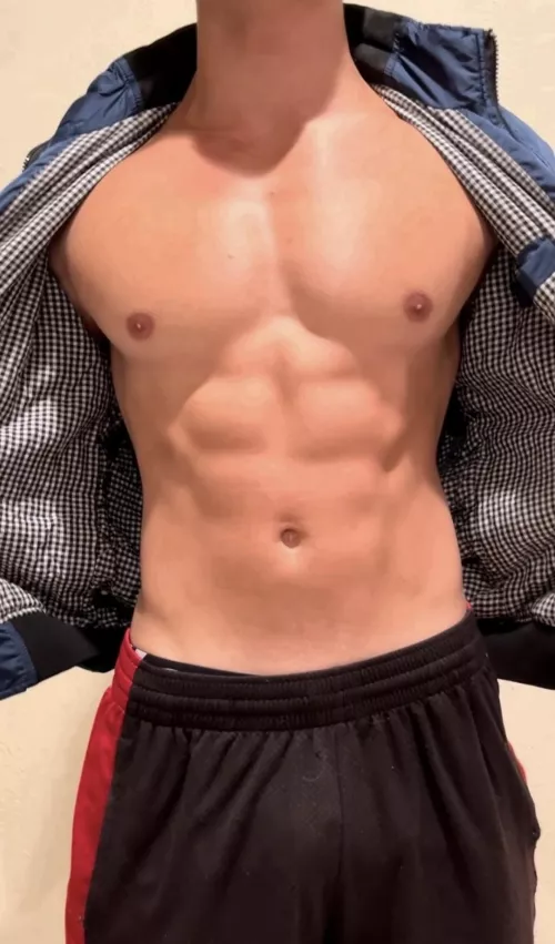 Funky lighting but here’s a V check @ 218lbs 😈😊😁