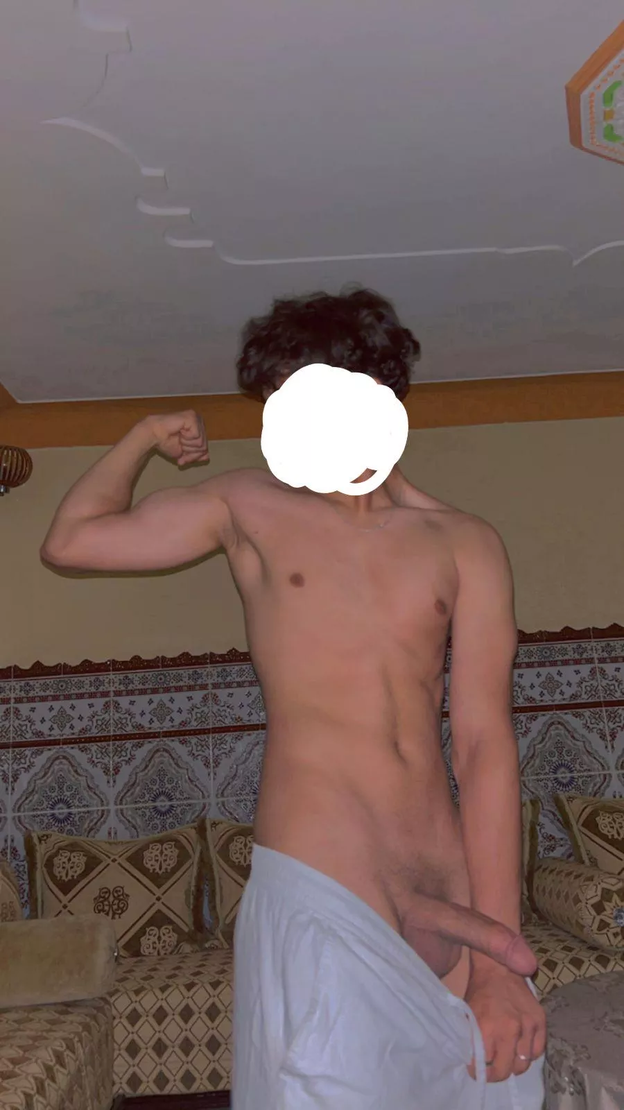 Need someone to send nudes to!