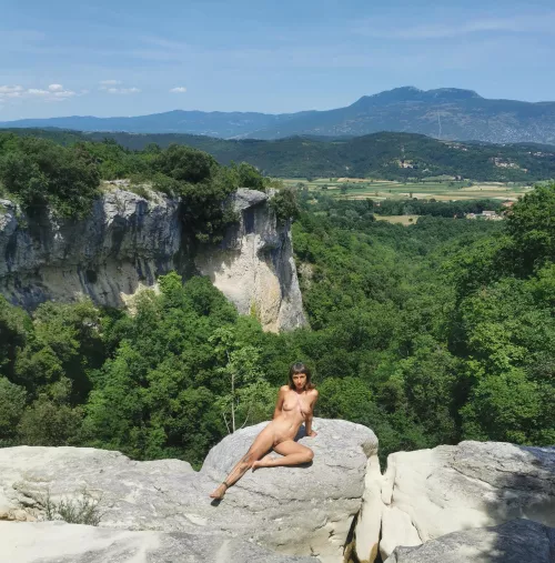 People should be waiting in line for this view [img]