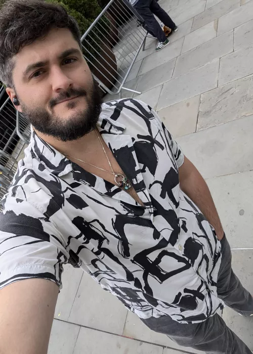 34 UK, love to find some people to play games with; I'm on PC, currently play LoL, WoW and BG3! Open to suggestions though! I wanna play 7 days to die with people! 