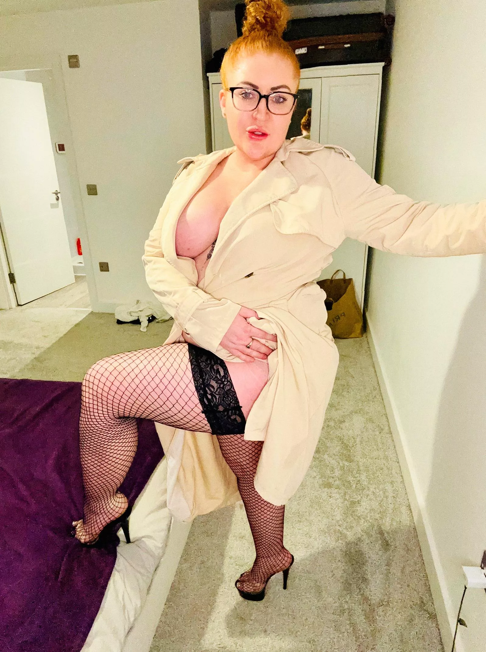 Describe this picture using only one emoji