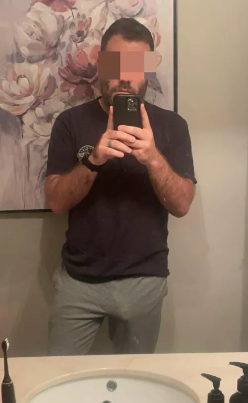 I’m (33) always up for posting thirsty gray sweatpants pics. Enjoy! 