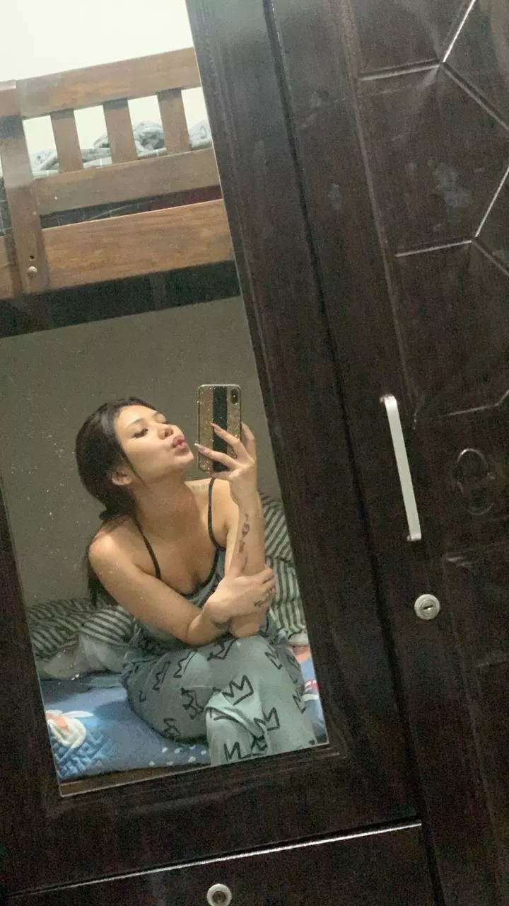 Mirror Selfie be like 