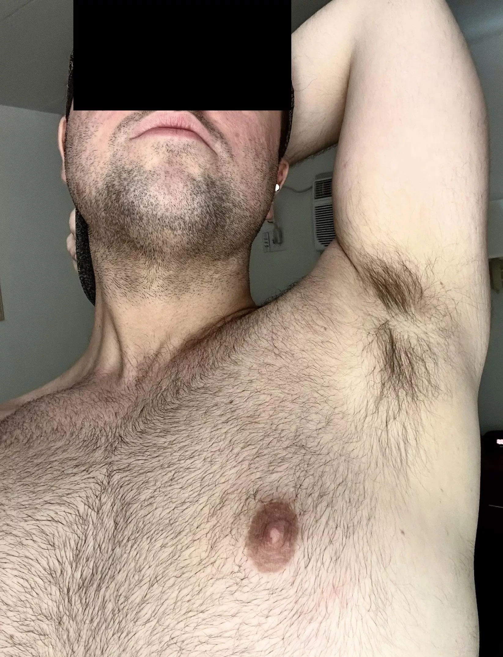 Post-beach pits! Nice and sweaty 🥵