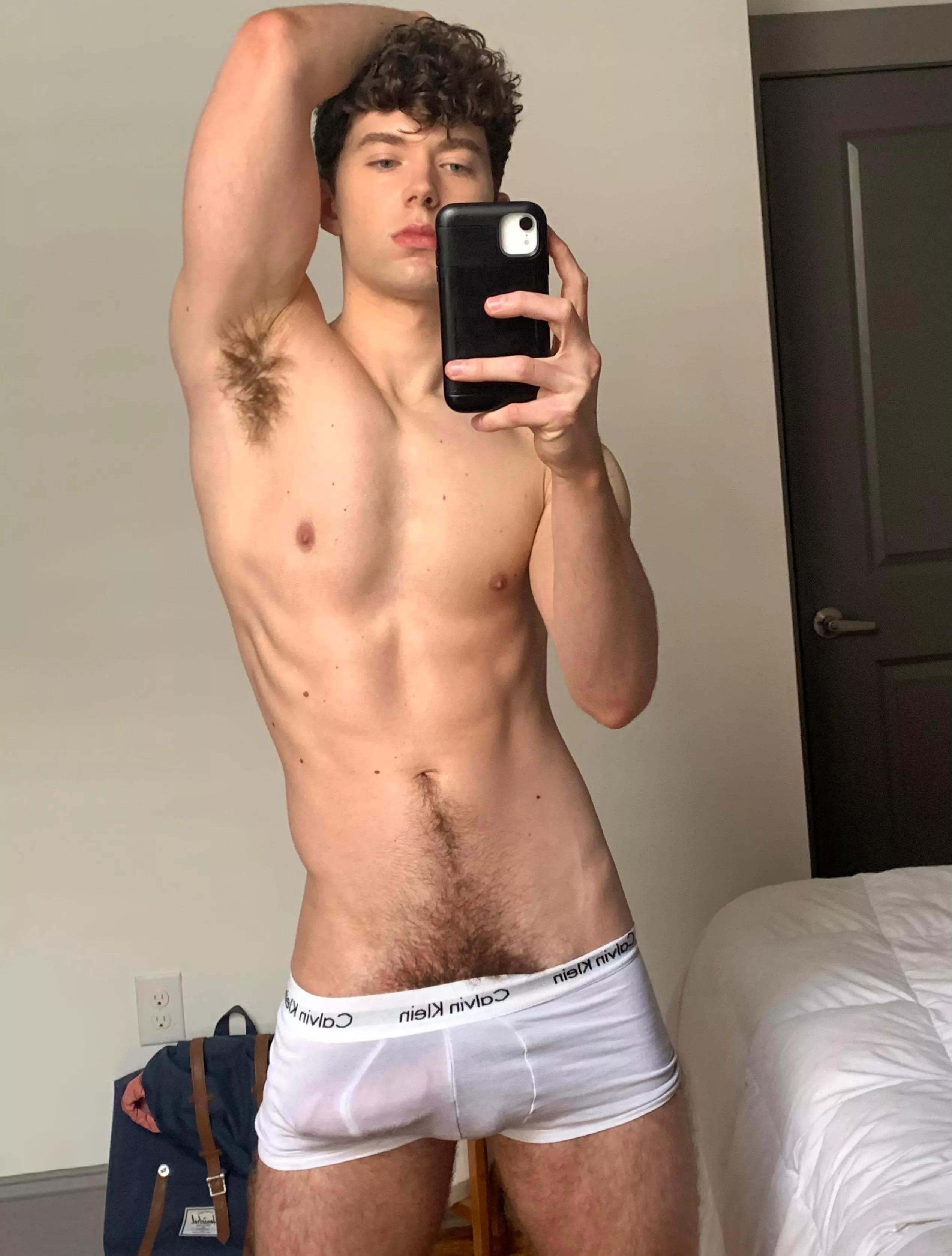 So musky after skipping deodorant all week, u down to sniff bro?