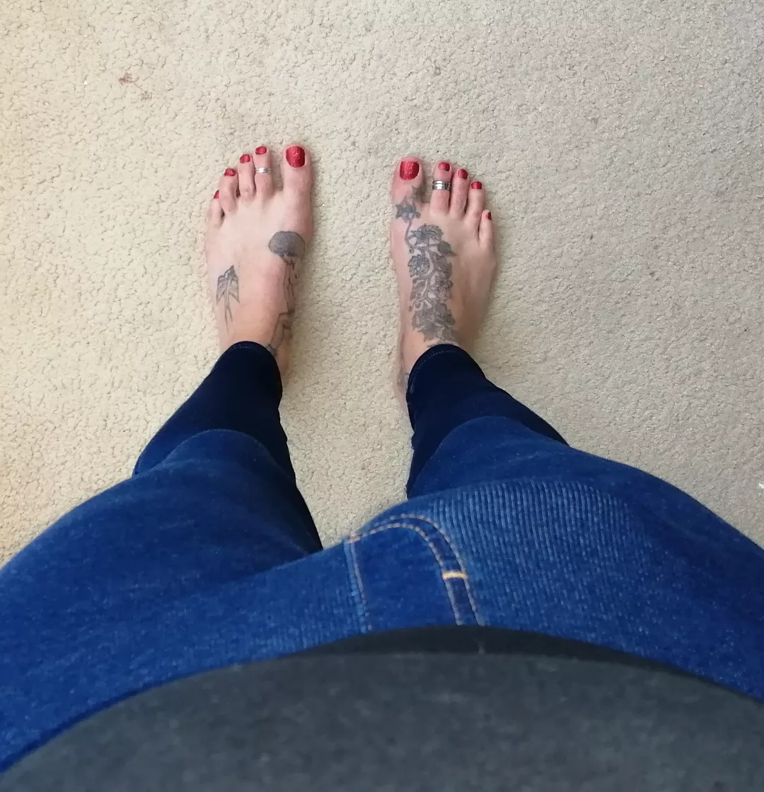 Suck the cherry red toes then unleash the bulge!