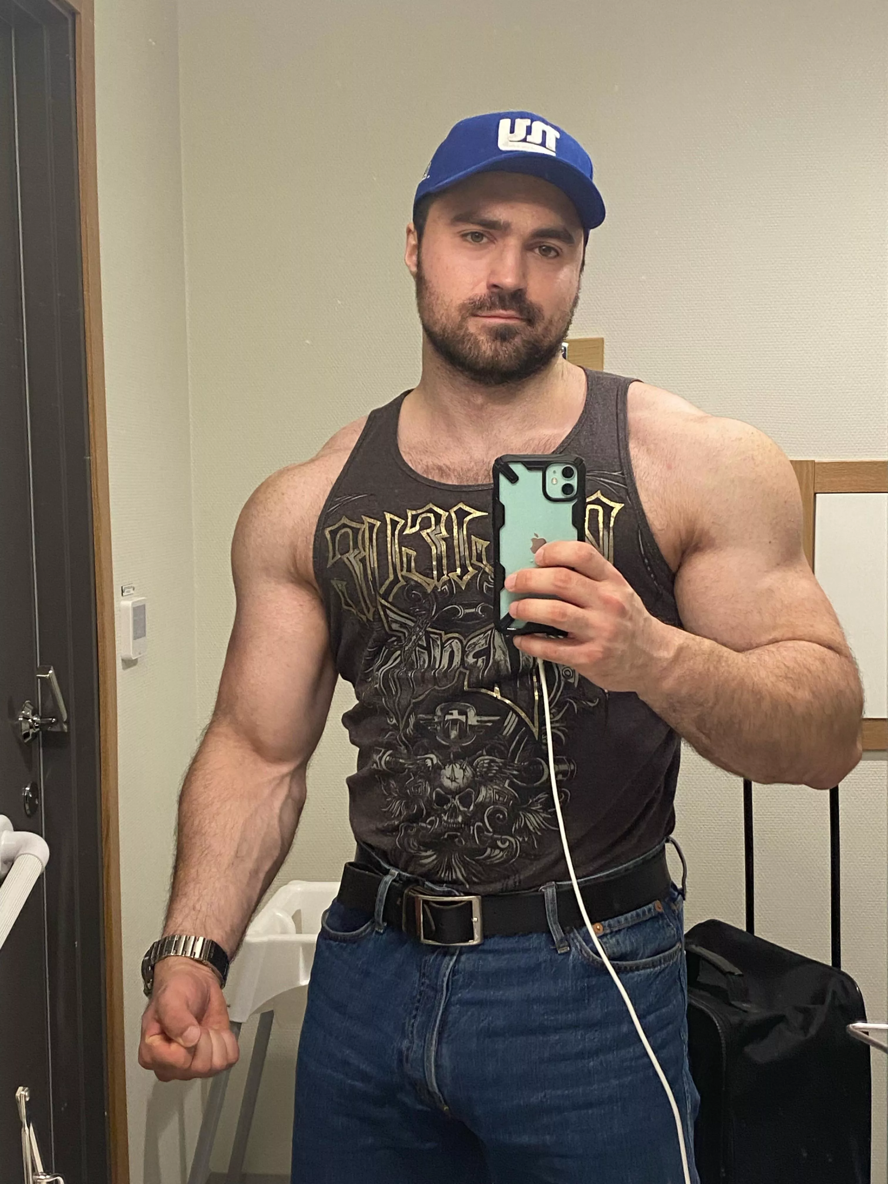 What's up bros, happy friday! What's up bros, happy friday!