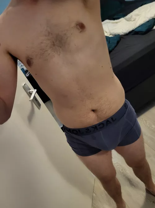 31 Dom need a sub on his knees 