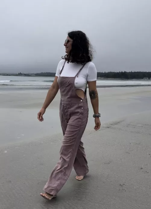 Feeling cute on the beach [f]