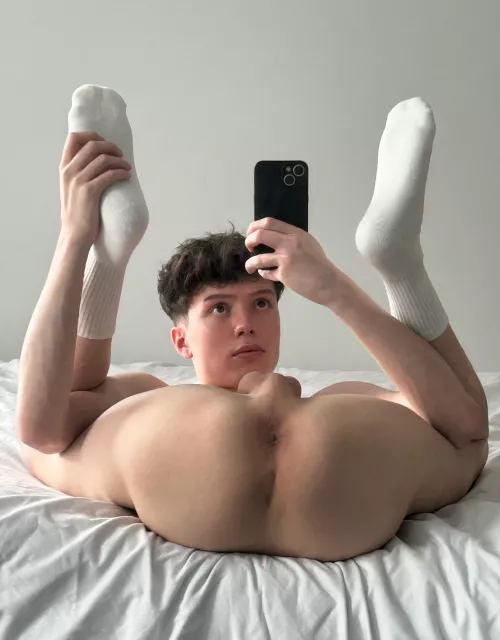 fold my legs and fuck my twink hole 🥵