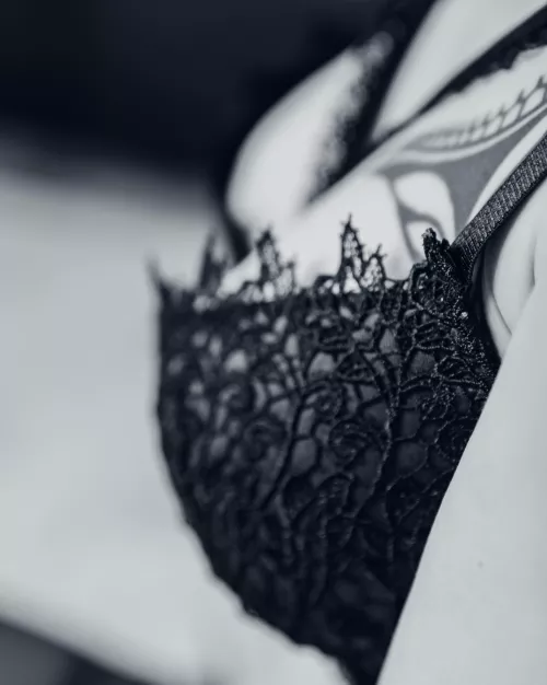 Here’s a teasing sideboob shot to brighten your day 😏✨ How does it look?