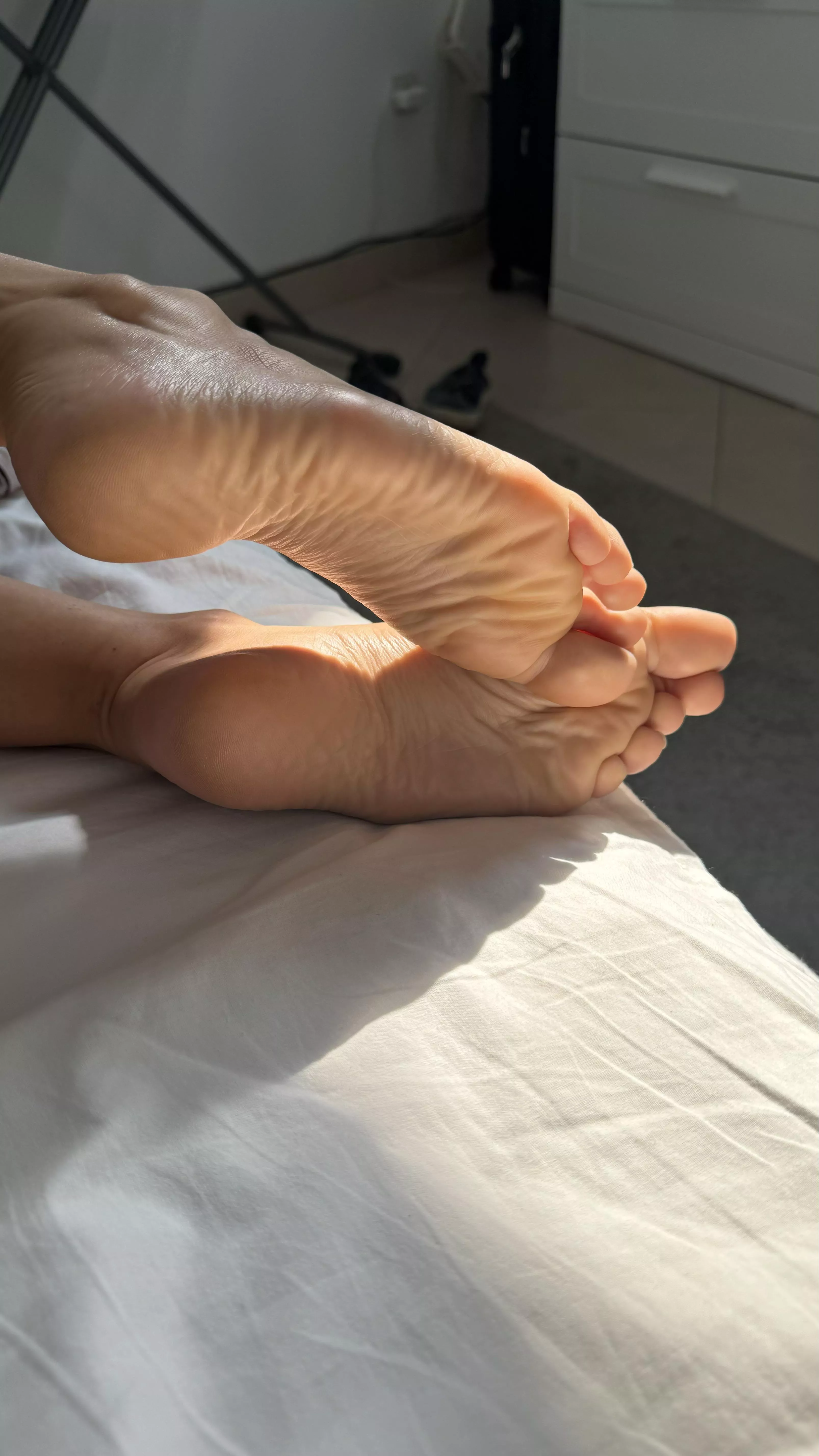 Morning feet in your face?
