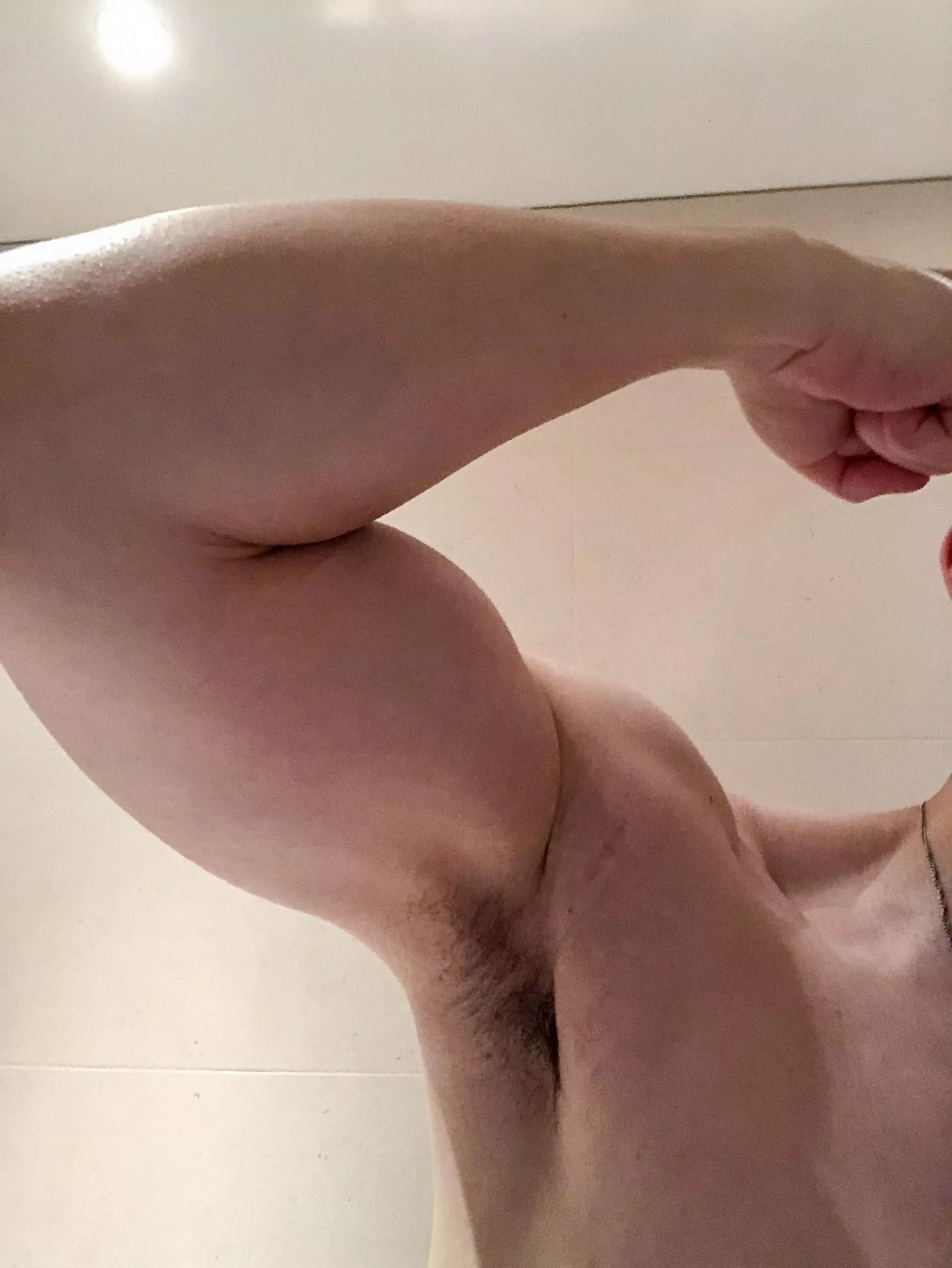 Never had a hot armpit session real life. Any studs wanna try?