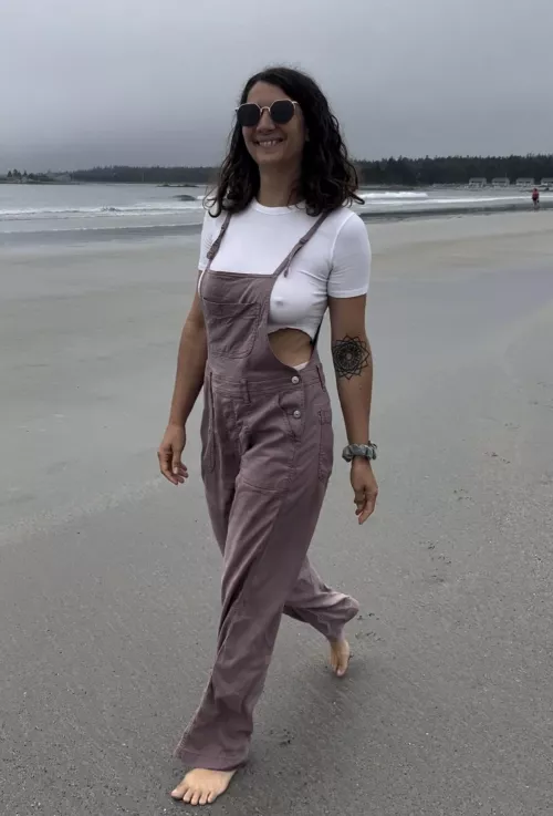 No bra on the beach 